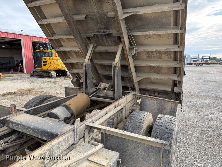 image for item DZ4892 2000 Volvo WG dump truck