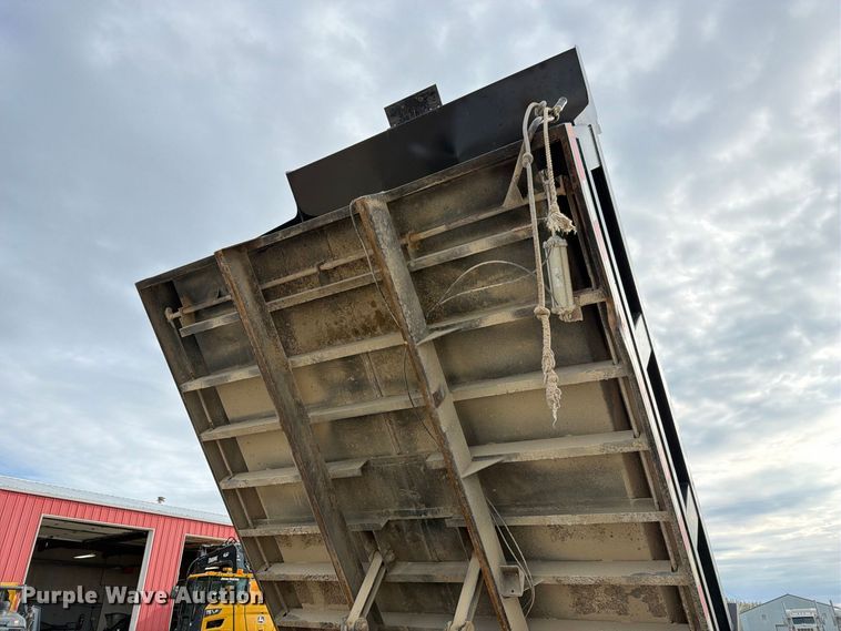 image for item DZ4892 2000 Volvo WG dump truck