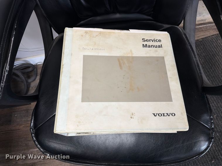image for item DZ4892 2000 Volvo WG dump truck