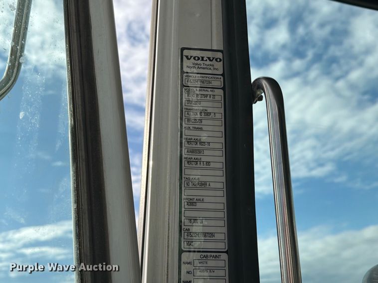 image for item DZ4892 2000 Volvo WG dump truck
