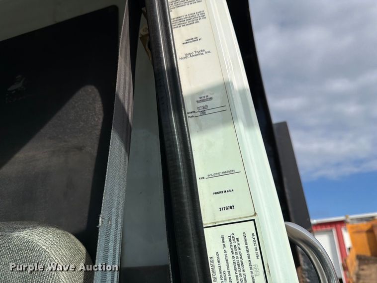 image for item DZ4892 2000 Volvo WG dump truck