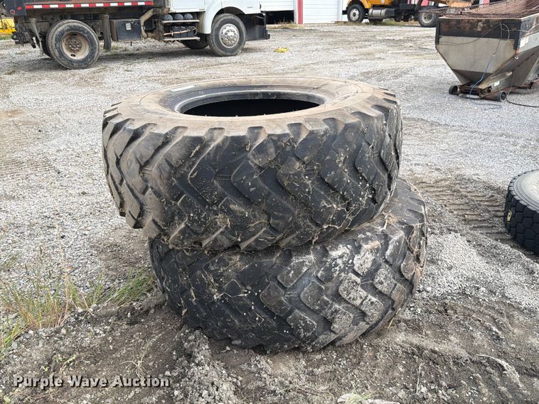image for item DZ4893 (2) Michelin 17.5R25 tires