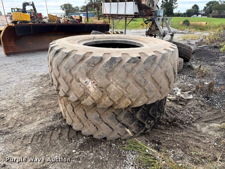 image for item DZ4893 (2) Michelin 17.5R25 tires