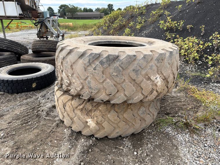 image for item DZ4893 (2) Michelin 17.5R25 tires