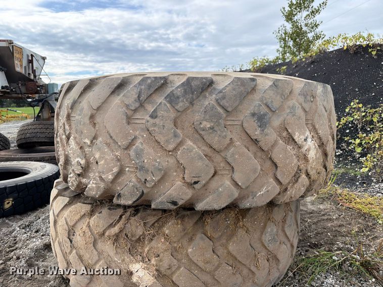 image for item DZ4893 (2) Michelin 17.5R25 tires