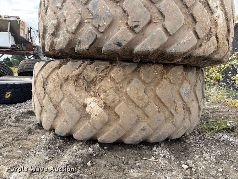 image for item DZ4893 (2) Michelin 17.5R25 tires