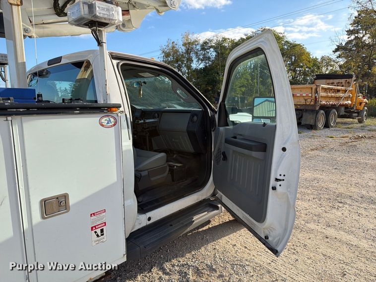 image for item DZ4932 2015 Ford F550 Super Duty XL bucket truck