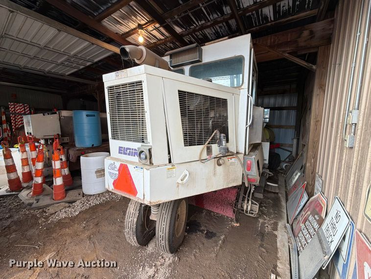 image for item EA0578 2002 Elgin Pelican street sweeper truck