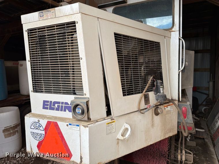 image for item EA0578 2002 Elgin Pelican street sweeper truck