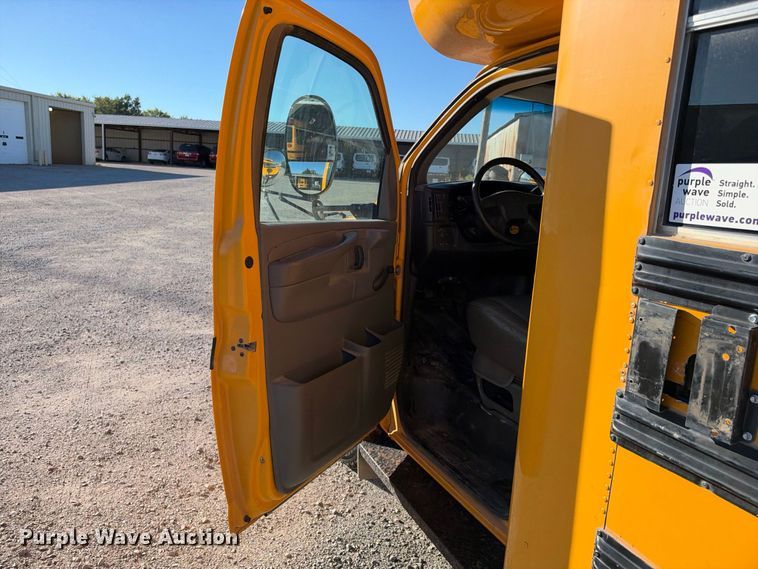 image for item EC4641 2004 Chevrolet Express G3500 school bus