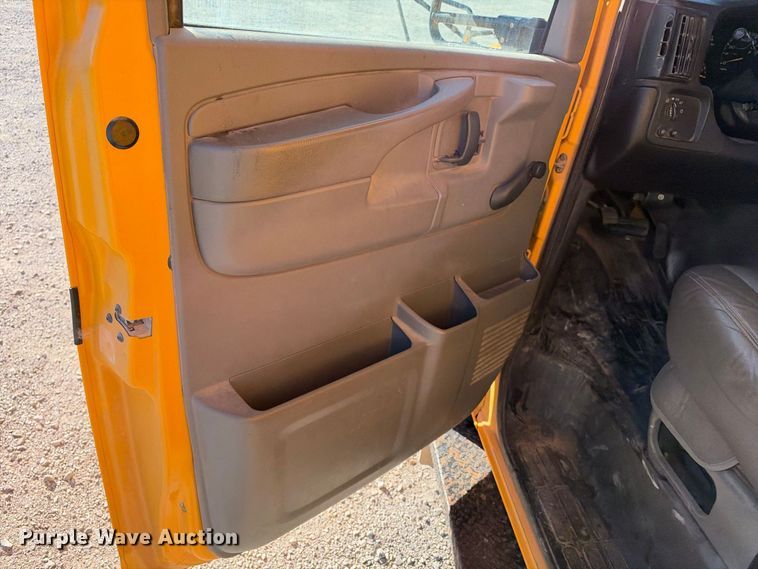 image for item EC4641 2004 Chevrolet Express G3500 school bus