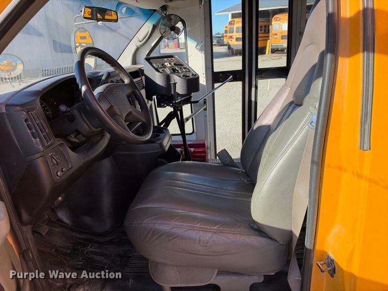 image for item EC4641 2004 Chevrolet Express G3500 school bus