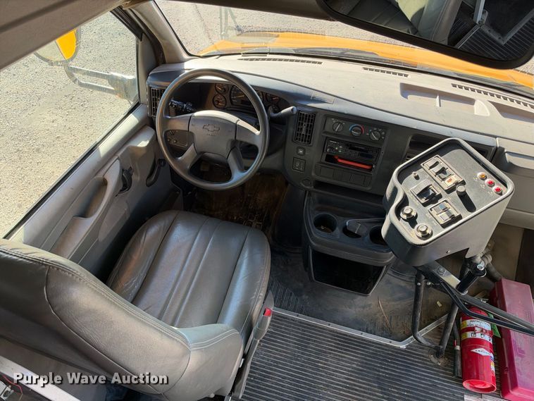 image for item EC4641 2004 Chevrolet Express G3500 school bus