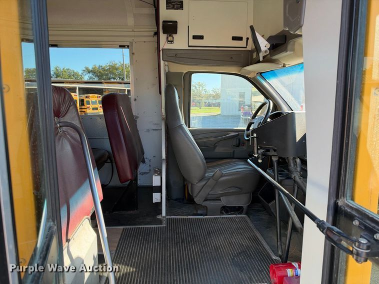 image for item EC4641 2004 Chevrolet Express G3500 school bus