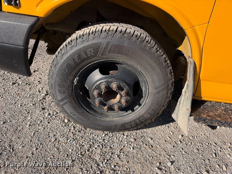 image for item EC4641 2004 Chevrolet Express G3500 school bus