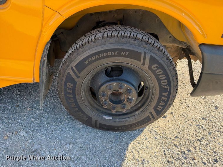 image for item EC4641 2004 Chevrolet Express G3500 school bus
