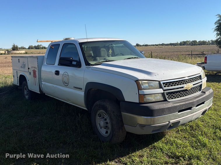 image for item EI7769 2007 Chevrolet Silverado 2500HD Ext. Cab utility bed pickup truck