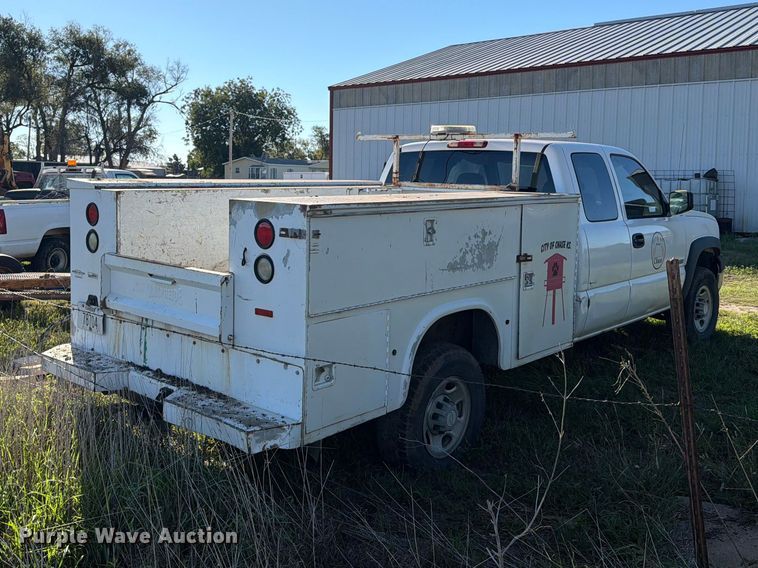 image for item EI7769 2007 Chevrolet Silverado 2500HD Ext. Cab utility bed pickup truck