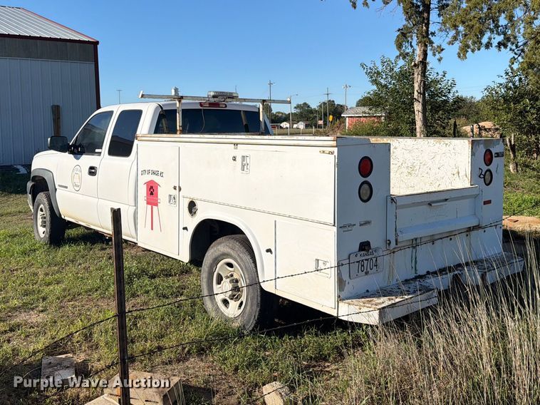 image for item EI7769 2007 Chevrolet Silverado 2500HD Ext. Cab utility bed pickup truck