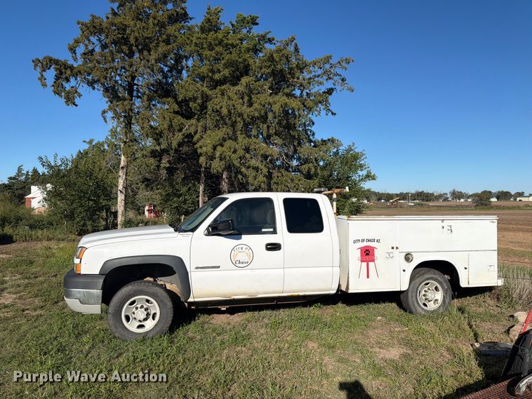 image for item EI7769 2007 Chevrolet Silverado 2500HD Ext. Cab utility bed pickup truck
