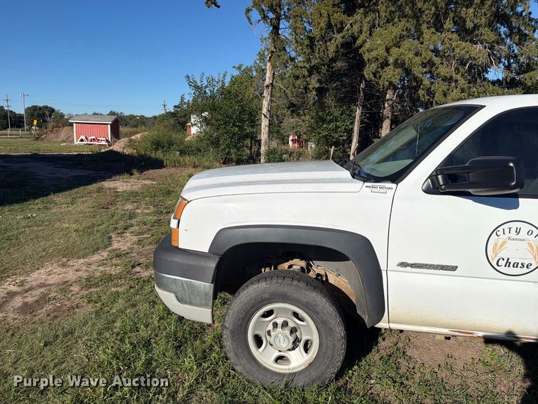 image for item EI7769 2007 Chevrolet Silverado 2500HD Ext. Cab utility bed pickup truck