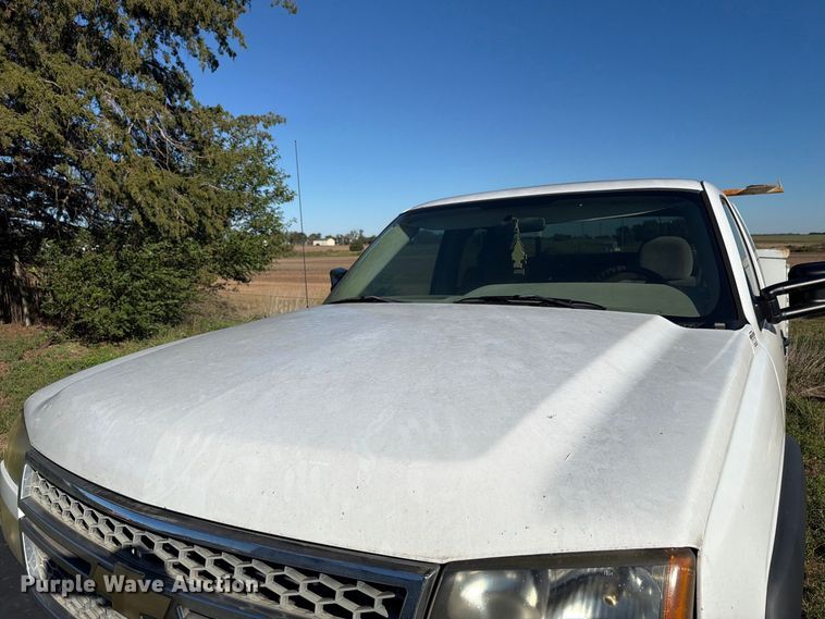 image for item EI7769 2007 Chevrolet Silverado 2500HD Ext. Cab utility bed pickup truck