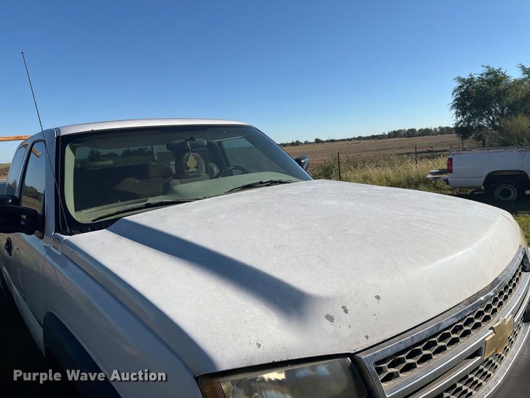 image for item EI7769 2007 Chevrolet Silverado 2500HD Ext. Cab utility bed pickup truck