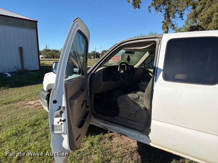 image for item EI7769 2007 Chevrolet Silverado 2500HD Ext. Cab utility bed pickup truck