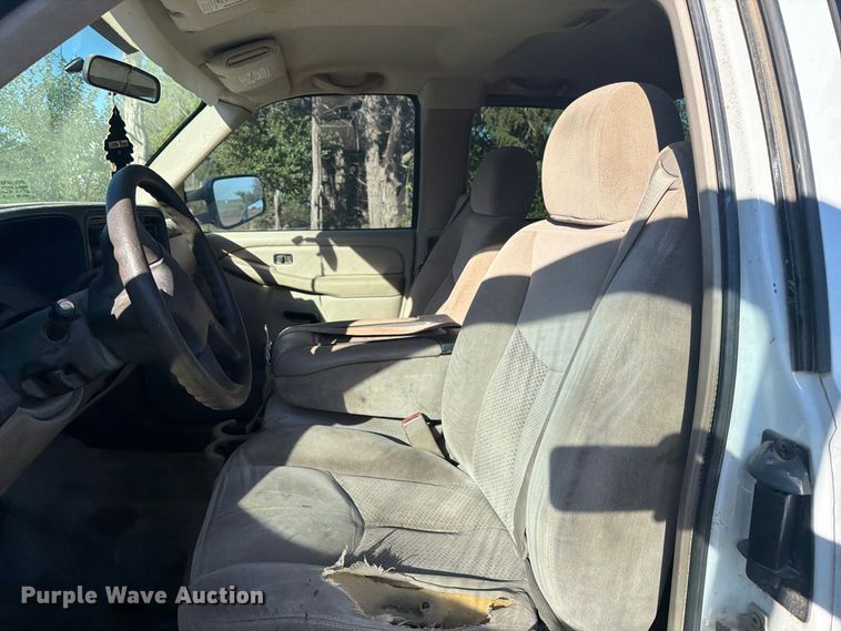 image for item EI7769 2007 Chevrolet Silverado 2500HD Ext. Cab utility bed pickup truck