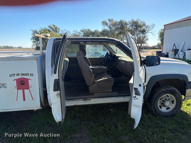 image for item EI7769 2007 Chevrolet Silverado 2500HD Ext. Cab utility bed pickup truck