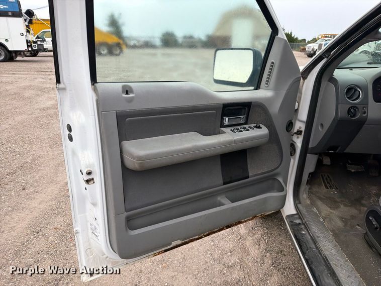 image for item EO8782 2005 Ford F150 Ext. Cab pickup truck