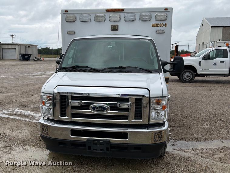 image for item EO8786 2022 Ford E450 ambulance
