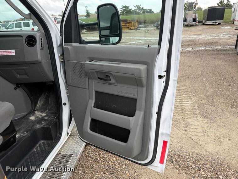 image for item EO8786 2022 Ford E450 ambulance