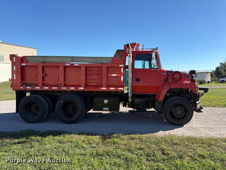 image for item EP7912 1995 Ford L8000 dump truck