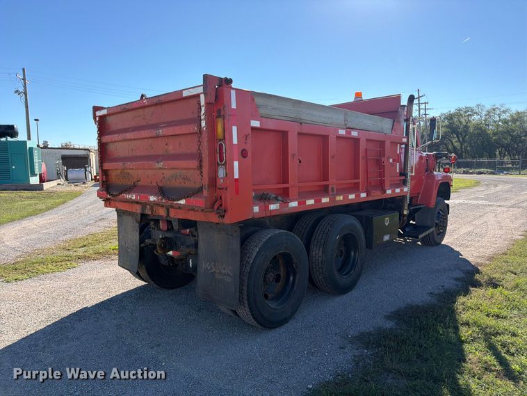 image for item EP7912 1995 Ford L8000 dump truck
