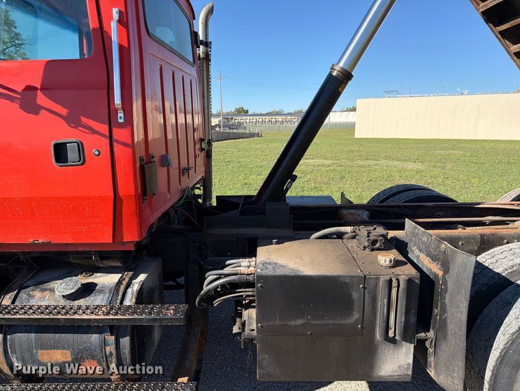 image for item EP7912 1995 Ford L8000 dump truck