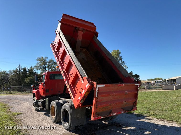 image for item EP7912 1995 Ford L8000 dump truck