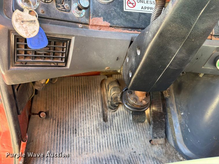 image for item EP7912 1995 Ford L8000 dump truck