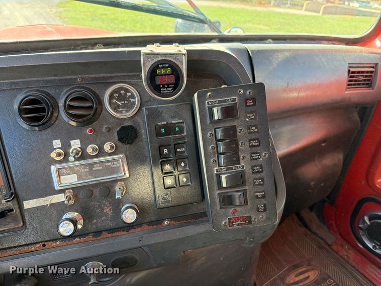image for item EP7912 1995 Ford L8000 dump truck