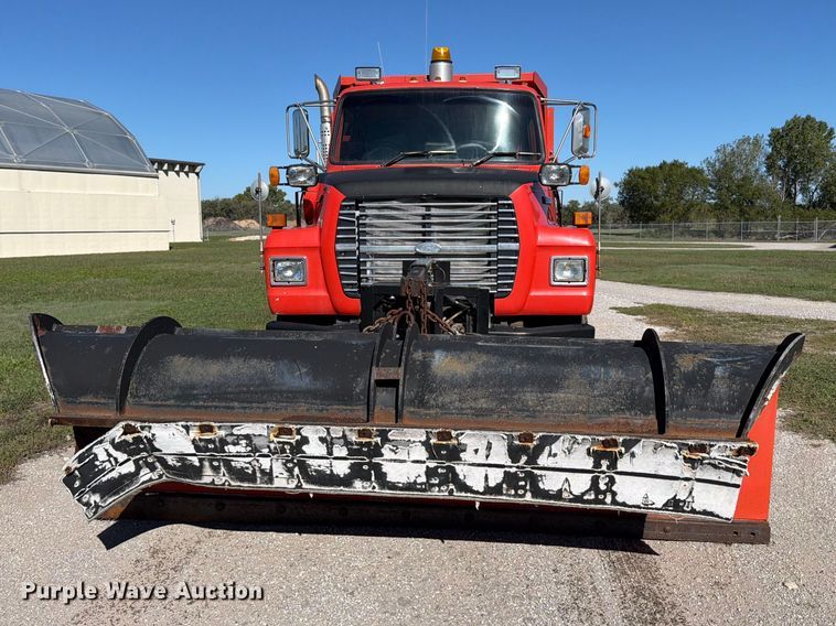 image for item EP7913 1995 Ford L8000 dump truck