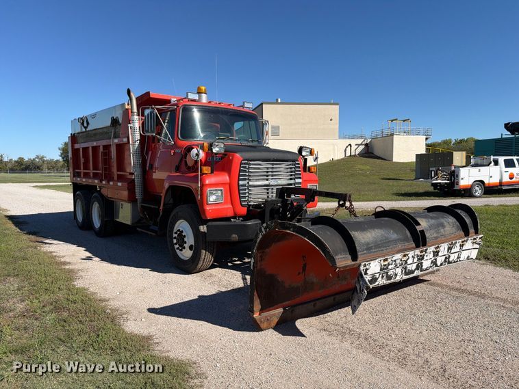 image for item EP7913 1995 Ford L8000 dump truck