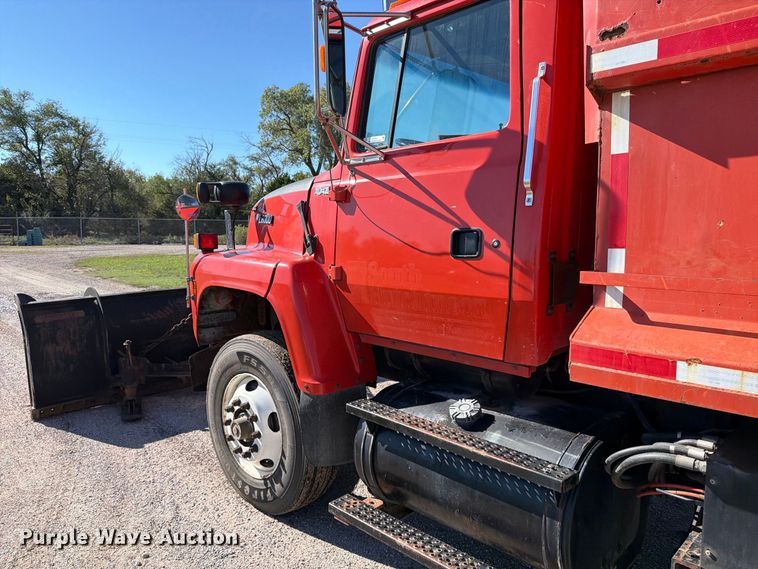 image for item EP7913 1995 Ford L8000 dump truck