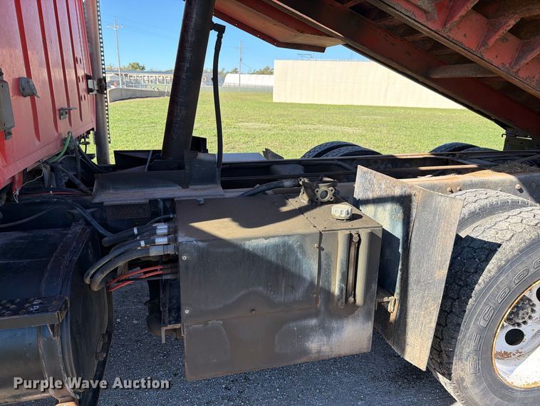 image for item EP7913 1995 Ford L8000 dump truck