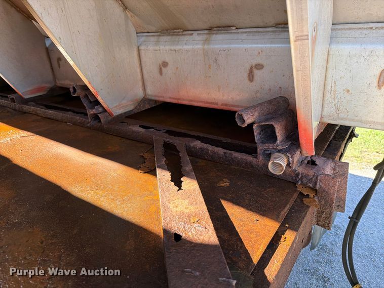 image for item EP7913 1995 Ford L8000 dump truck