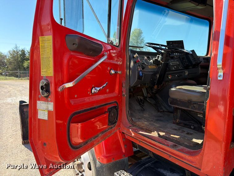 image for item EP7913 1995 Ford L8000 dump truck
