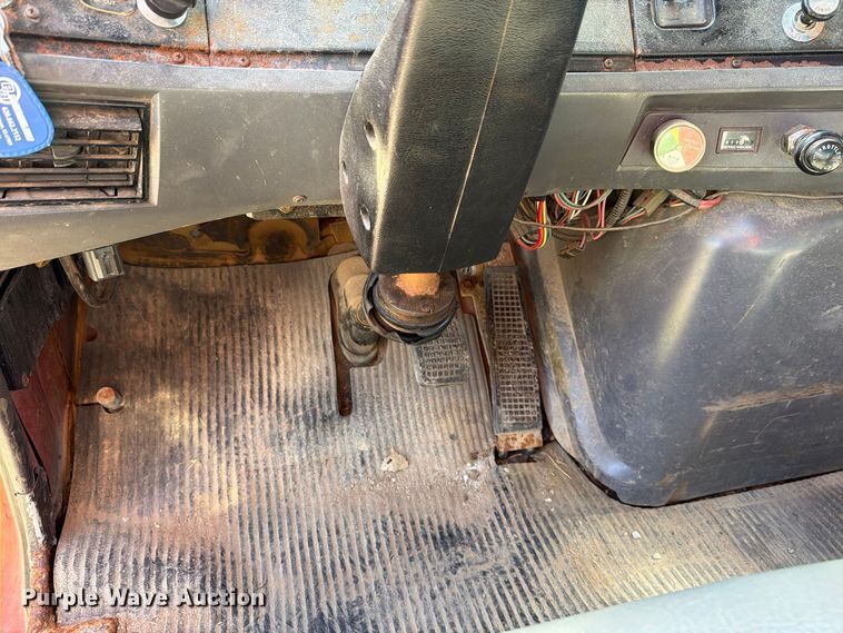 image for item EP7913 1995 Ford L8000 dump truck