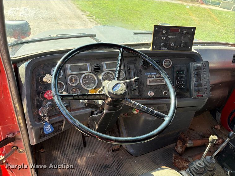 image for item EP7913 1995 Ford L8000 dump truck