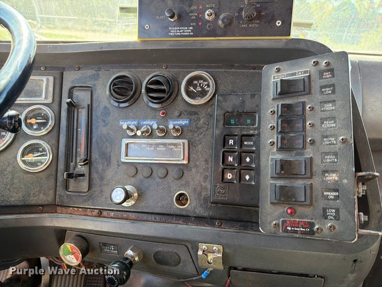 image for item EP7913 1995 Ford L8000 dump truck