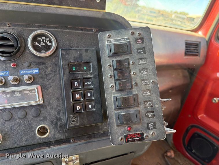 image for item EP7913 1995 Ford L8000 dump truck