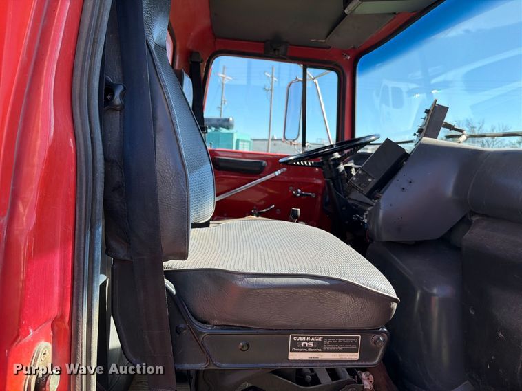image for item EP7913 1995 Ford L8000 dump truck